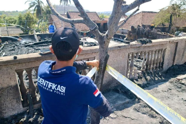 Polisi memasang garis kuning pembatas agar warga tidak menerobos masuk ke lokasi
terdampak kebakaran di Dusun Adat Sade, Lombok Tengah, Nusa Tenggara Barat,
Minggu (23/8/2026). ANTARA/LINGKAR NETWORK.