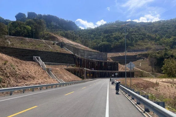 Siap Beroperasi September, Jalur Kelok 23 Jadi Magnet Baru Wisata Gunungkidul 1 Infrastruktur fisik Jalur Jalan Lintas Selatan (JJLS) Kelok 23 yang
menghubungkan Kalurahan Girijati, Kapanewon Purwosari, Kabupaten Gunungkidul,
dengan wilayah Kapanewon Kretek, Kabupaten Bantul, Daerah Istimewa Yogyakarta,
Jumat (28/8/2026). ANTARA/LINGKAR NETWORK.