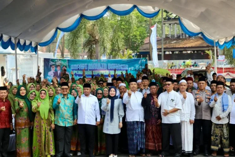 Foto bersama saat melepas secara resmi keberangkatan rombongan jamaah dan
Pengurus Cabang Nahdlatul Ulama (PCNU) Kabupaten Serang di halaman Pendopo
Bupati Serang, Banten, Selasa (25/8/2026). ANTARA/LINGKAR NETWORK.