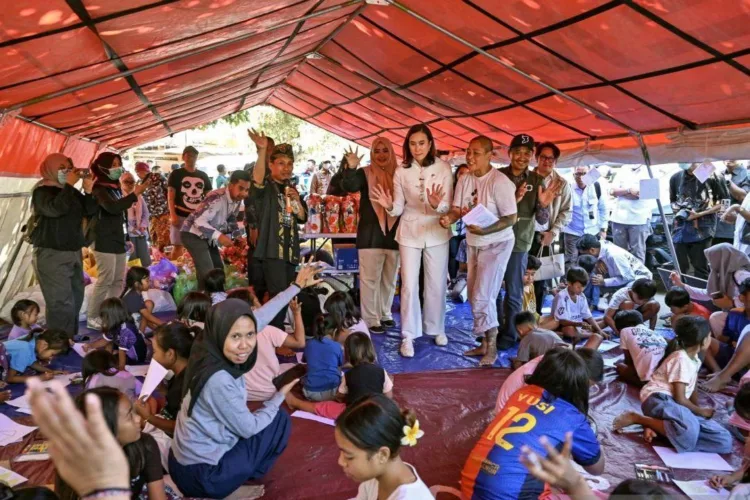 Menteri Pariwisata Widiyanti Putri Wardhana (tengah) didampingi Wakil Gubernur
NTB Indah Dhamayanti Putri (kedua kiri) dan General Manager The Mandalika I Made
Pari Wijaya (kanan) berinteraksi dengan anak-anak korban kebakaran di Desa Adat
Sade, Rembitan, Kecamatan Pujut, Praya, Lombok Tengah, NTB, Kamis (27/8/2026).
Kunjungan itu dilakukan untuk meninjau kondisi terkini serta memastikan Desa
Adat Sade, Lombok Tengah, Nusa Tenggara Barat (NTB) akan dibangun kembali
setelah dilanda kebakaran pada Sabtu (22/8) lalu. ANTARA FOTO/LINGKAR NETWORK.