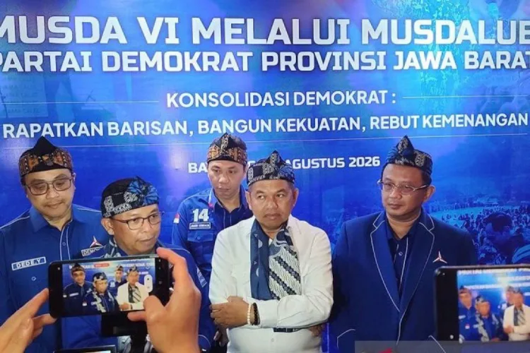 Hadiri Musda Demokrat, KDM Ajak Parpol Bersinergi Membangun Jawa Barat 1 Gubernur Jawa Barat Dedi Mulyadi, bersama jajaran DPP Demokrat dan Demokrat
Jabar memberikan keterangan di sela Musda ke-VI Partai Demokrat Jawa Barat, di
Bandung, Jawa Barat, Senin (24/8/2026) malam. ANTARA/LINGKAR NETWORK.