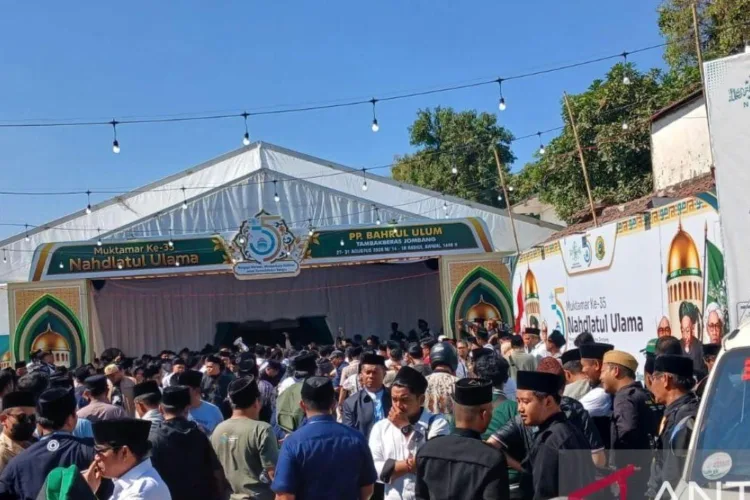 Massa melakukan unjuk rasa di area Muktamar Ke-35 di Pondok Pesantren Bahrul
Ulum, Tambakberas, Kabupaten Jombang, Jawa Timur, Minggu (30/8/2026). Massa
mendesak agar tidak menghalangi pencalonan calon yang hendak maju sebagai Ketua
PBNU. ANTARA/ LINGKAR NETWORK.