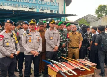 Bawa Samurai dan Celurit, Enam Pemuda di Ciputat Digelandang ke Polres