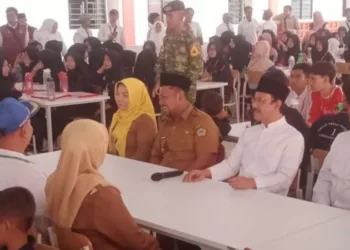 Menteri Sosial Saifullah Yusuf (kiri) didampingi Bupati Gresik Fandi Akhmad Yani (kanan) berdialog dengan siswa saat meninjau Sekolah Rakyat Terintegrasi Gresi, Senin (3/8/2026). (Ant – Lingkar.news) 