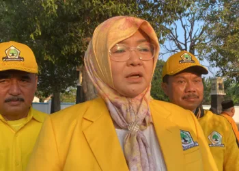 Ketua Fraksi Golkar DPRD Pati, Endah Sri Wahyuningati (Bu Ning) memberikan keterangan sal jadwal pelantikan PAW DPRD Pati. (Fahtur Rohman – Lingkar.news)