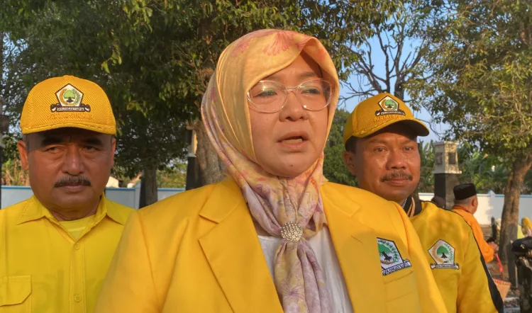 Ketua Fraksi Golkar DPRD Pati, Endah Sri Wahyuningati (Bu Ning) memberikan keterangan sal jadwal pelantikan PAW DPRD Pati. (Fahtur Rohman – Lingkar.news)