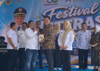 Anggota Komisi A DPRD Pati, Danu Ikhsan Harischandra, menyumbangkan buku dalam Festival Literasi Pati 2026, Rabu (19/8/2026). (Fahtur Rohman – Lingkar.news)