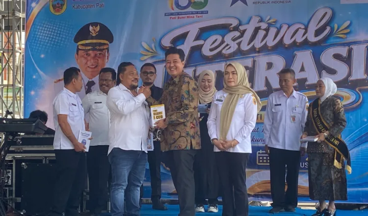 Anggota Komisi A DPRD Pati, Danu Ikhsan Harischandra, menyumbangkan buku dalam Festival Literasi Pati 2026, Rabu (19/8/2026). (Fahtur Rohman – Lingkar.news)