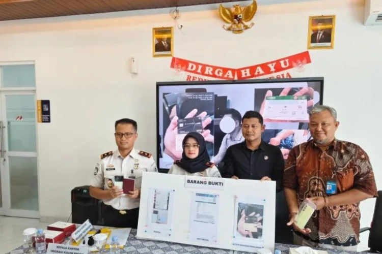 Curi Kartu Kredit Penumpang, WNA Asal China Ditangkap Imigrasi Kulon Progo 1 Kepala Kanwil Kementerian Imigrasi dan Pemasyarakatan DIY Yuni Santi Nurani
menunjukkan barang bukti dalam kasus dugaan pencurian kartu kredit di pesawat,
Kulon Progo, Kamis (27/8/2026). (ANTARA/LINGKAR NETWORK)