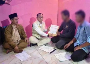 Serah terima jenazah EM kepada pihak keluarga di rumah duka di Desa Jayamekar, Kecamatan Baros, Kota Sukabumi, Jawa Barat.