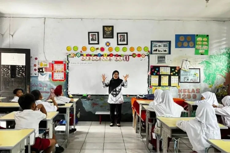 Ilustrasi: Sejumlah siswa sekolah dasar di Kota Tangerang sedang mendengarkan paparan dari guru. ANTARA/LINGKAR NETWORK.