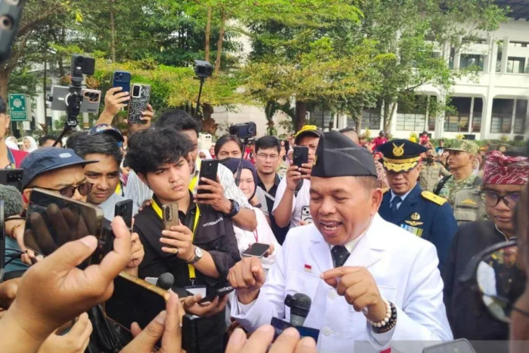 Arsip - Gubernur Jawa Barat Dedi Mulyadi memberikan keterangan di Bandung.
ANTARA/LINGKAR NETWORK.