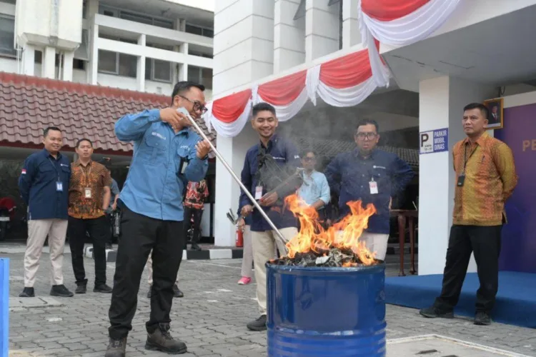 Pemusnahan rupiah palsu dilakukan dengan metode pembakaran di Kantor Perwakilan
Bank Indonesia DIY. Jumat (28/8/2026) (ANTARA/LINGKAR NETWORK)
