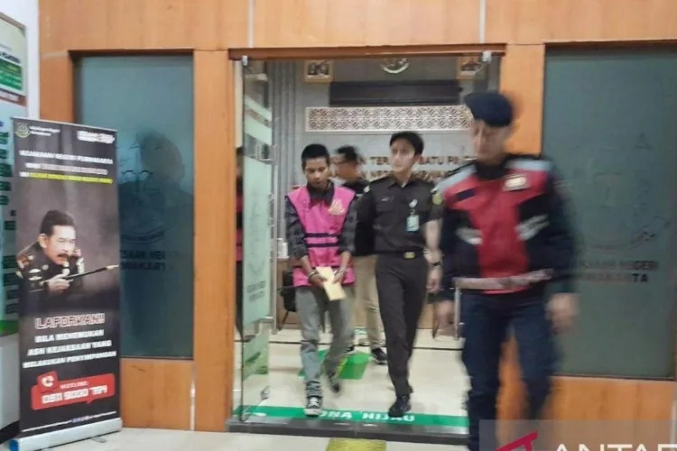 Penyidik Kejari Purwakarta saat menahan tersangka kasus dugaan pidana korupsi
Kredit Usaha Rakyat (KUR) di salah satu bank BUMN di Purwakarta. ANTARA/LINGKAR NETWORK.