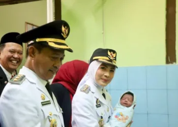 Bupati Serang Jenguk Bayi yang Lahir di Hari Kemerdekaan RI, Hadiahi Nama Spesial
