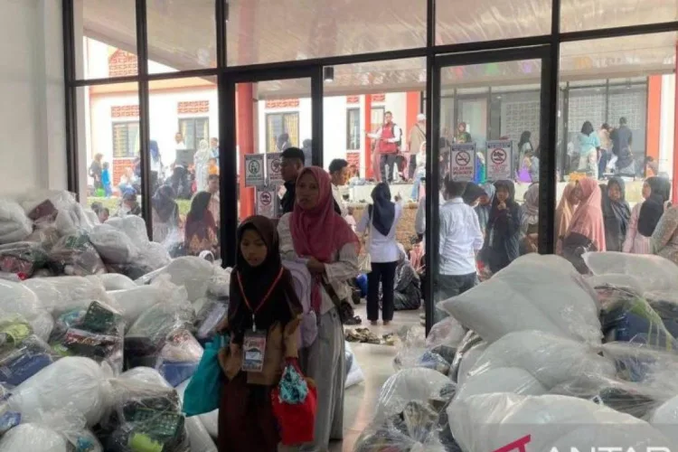 Siswa bersama orang tua memasuki asrama putri di Sekolah Rakyat Pandeglang,
Banten, Jumat (28/8/2026). (ANTARA/LINGKAR NETWORK)