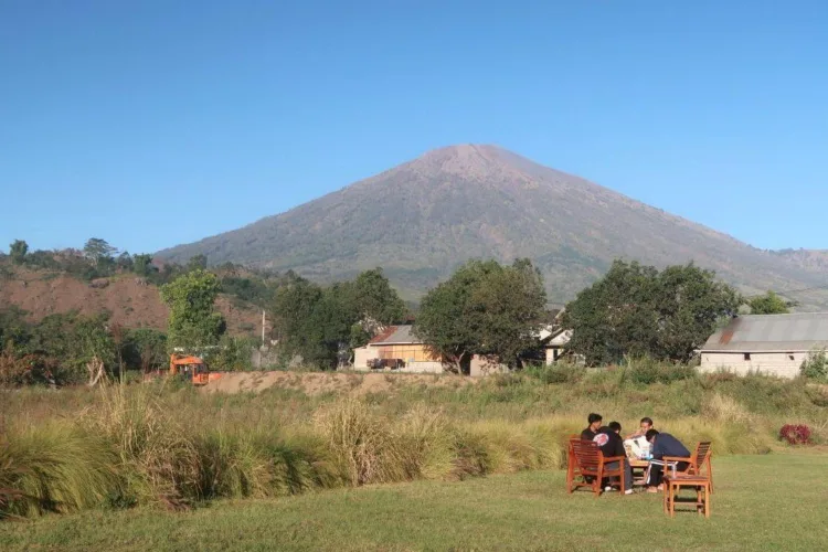 Sejumlah warga menikmati kopi dan sarapan pagi sembari berjemur dengan latar
belakang Gunung Rinjani di Sembalun, Lombok Timur, Nusa Tenggara Barat.
ANTARA/LINGKAR NETWORK.