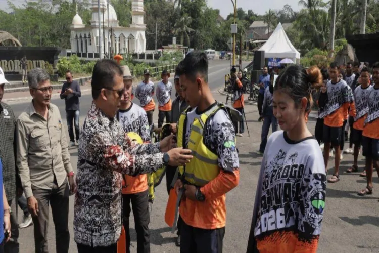 Tingkatkan Ekonomi Lokal, Kulon Progo Siapkan Sungai Progo Jadi Venue PON 1 Wakil Bupati Kulon Progo Ambar Purwoko memakaikan peralatan arum jeram kepada
peserta Arung Progo Festival (APF) 2026 di Kulon Progo, Kamis (27/8).
ANTARA/LINGKAR NETWORK.