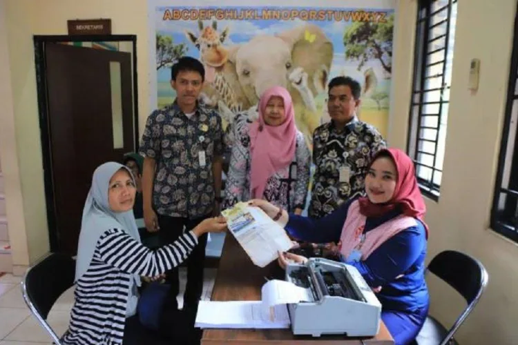 Cara Bayar Pajak di Kota Tangerang Lewat Digital, Ada Diskon Hingga 45 Persen! 1 Warga melakukan pembayaran pajak saat Pesta Diskon Kemerdekaan yang digelar
Bapenda Kota tangerang, Banten. ANTARA/LINGKAR NETWORK.