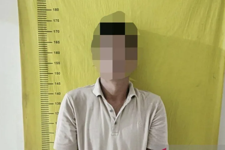Gasak Emas 30 Gram, Buronan Pembobol Rumah Kosong di Tangerang Akhirnya Ditangkap 1 Kepolisian Sektor (Polsek) Sepatan, Kepolisian Resor Metro Tangerang Kota,
menangkap S (40), seorang buronan kasus pencurian spesialis rumah kosong di
wilayah Kabupaten Tangerang, Banten, Minggu (30/8/2026). ANTARA/LINGKAR NETWORK.