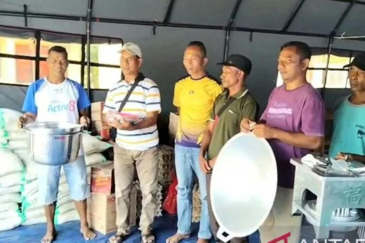 Posko dapur umum Tim Penanggulangan Bencana Pemerintah Provinsi Nusa Tenggara
Barat (NTB) untuk korban gempa di Nusa Tenggara Timur (NTT). ANTARA/LINGKAR NETWORK.