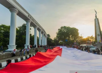 Festival Merah Putih, Ribuan Warga Bogor Bentangkan Bendera Raksasa 100 Meter