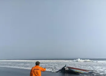 Perahu Terbalik di Pantai Jember, Tim SAR Masih Cari Tiga Nelayan yang Hilang