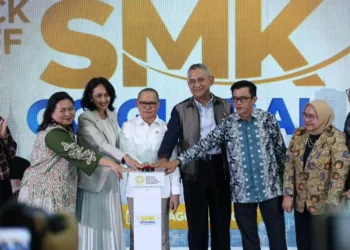 Menteri P2MI Mukhtarudin (tengah) beserta stakeholder Kick Off SMK Go Global bertema “Tingkatkan Kapasitas Pekerja Migran Indonesia Terampil Mendunia” di Balai Diklat Industri (BDI) Jakarta Timur, Rabu (26/8/2026). (Lingkar.news Network)
