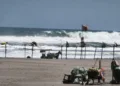 Ancaman Gelombang Tinggi, Penjagaan Wisatawan di Pantai Parangtritis Diperketat 2 Ancaman Gelombang Tinggi, Penjagaan Wisatawan di Pantai Parangtritis Diperketat