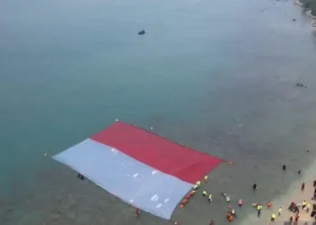 HUT ke-81 RI, Lanal Banten Kibarkan Merah Putih Raksasa di Selat Sunda