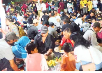 Warga Pati antusiasi menikmati hidangan pasa Pesta Rakyat, Selasa (18/8/2026). DPRD Pati mendorong pengenalan makanan khas dengan genjot promosi. (Lingkar.news Network)