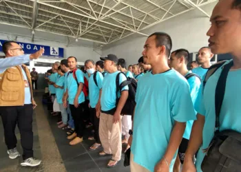 BP3MI Riau menerima kepulangan puluhan PMI dari Malaysia yang diduga bermasalah. (KP2MI – LINGKAR.news)
