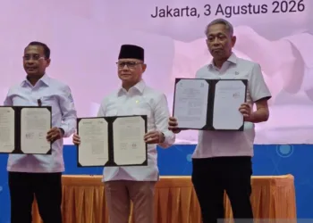 Direktur Utama BPJS Kesehatan Prihati Pujowaskito (kiri), Menteri Pelindungan Pekerja Migran Indonesia Mukhtarudin (kanan), dan Wakil Menteri Sosial Agus Jabo Priyono (kanan) di Jakarta, Senin (3/8/2026), menunjukkan perjanjian kerja sama KP2MI-BPJS untuk melindungi pekerja migran. (Ant – Lingkar.news)