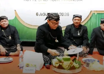 Plt. Bupati Pati Risma Ardhi Chandra didampingi Ketua DPRD Pati Ali Badrudin dan segenap ajajran, memotong tumpeng dalam tasyakuran menjelang Hari Jadi Pati ke-703 yang digelar di Pendopo Kemiri Pesantenan, Kamis (6/8/2026). (Red – Lingkar.news)