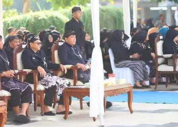 Ketua DPRD Pati Ali Badrudin (kursi depan, dekat tiang), turut menghadiri upacara peringatan Hari Jadi Pati di Alun-Alun Simpang Lima, Jumat (7/8/2026). (Arif – LINGKAR.news)