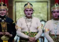 Ketua Komisi D DPRD Kabupaten Pati Teguh Bandang Waluyo (kanan) bersama wakilnya, Endah Sri Wahyuningati (kiri), mendampingi Plt Bupati Risma Ardhi Chandra (tengah), tampil dalam dalam pagelaran wayang orang dalam rangkaian Hari Jadi Pati ke-703, Minggu (9/8/2026). (Red –LINGKAR.news)
