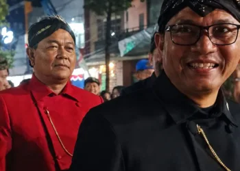Ketua DPRD Pati Ali Badrudin mengikuti Kirab Budaya Adhiloka Pati dalam rangka Hari Jadi Pati ke-703, Sabtu malam (8/8/2026). (Red – LINGKAR.news)