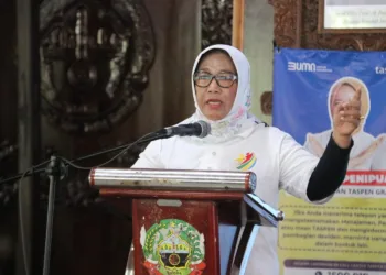 Wakil Bupati Blora Sri Setyorini memberikan sambutan dalam agenda penyerahan SK pensiun dan penghargaan pada ASN Blora yang purna tugas, bertempat di Pendopo Kabupaten Blora, Selasa (11/8/2026). (Red – LINGKAR.news)