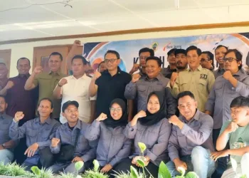 Plt Bupati Pati Risma Ardhi Chandra (tengah), Ketua Komisi D DPRD Pati Teguh Bandang Waluyo (berbaju putih), ikut foto  bersama dengan para insan pers dalam kemah HUT Jurnalis, belum lama ini. (Arif – LINGKAR.news)