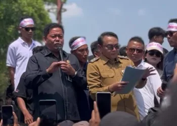 Ketua DPRD Pati Ali Badrudin ikut menanggapi aspirasi massa aksi damai terkait nasib peternak lokal di depan Kantor Bupati Pati, Senin (10/8/2026). (Arif – LINGKAR.news)