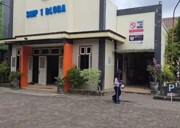 Tampak depan SMPN 1 Blora. Baru-baru ini terjadi kasus pengeroyokan di SMPN 1 Blora yang menyeret nama anak dari para pejabat publik. (Red – LINGKAR.news)