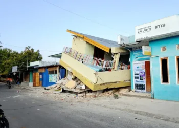 Sebuah rumah di Manggarai Timur rusak imbas gempa NTT, Sabtu (15/8/2026).(BPBD Manggarai TImur– LINGKAR.news)
