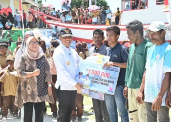 Gubernur Sulteng Anwar Hafid memberikan santunan pada warga di Kepulauan Umbele, Morowali, yang merupakan salah satu rangkaian TMMD ke-123, Jumat (14/8/2026). (LINGKAR.news Network)