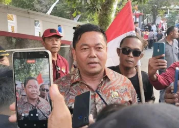 Ketua DPRD Pati Ali Badrudin saat menjumpai massa aksi damai. (Lingkar.news Network)