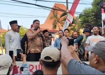 Ketua DPRD Pati Ali Badrudin turun gunung merespons aspirasi massa AMPB, termasuk soal RUU Perampasan Aset, Kamis (13/8/2026). (Lingkar.news Network)