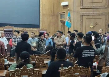 Jajaran DPRD Pati ditawan massa AMPB di gedung paripurna, Kamis (13/8/2026). (Lingkar.news Network)