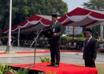 Ketua DPRD Pati Ali Badrudin membacakan Pembukaan UUD 1945 dalam rangkaian upacara HUT ke-81 RI di Alun-Alun Simpang Lima Pati, Senin (17/8/2026). (Lingkar.news Network)