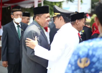 Sekretaris Komisi A DPRD Pati Kastomo bertegur sapa dengan Plt Bupati Pati Risma Ardhi Chandra usai upacara HUT ke-81 RI di Alun-Alun Simpang Lima Pati, Senin (17/8/2026). (Lingkar.news Network)