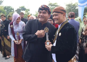 Bupati Blora Arief Rohman (tengah) bersalaman dan menerima langsung penghargaan Top 10 Indeks Daya Saing Daerah (IDSD) Tahun 2026 dari Gubernur Jawa Tengah Ahmad Luthfi seusai Upacara Peringatan Hari Jadi ke-81 Provinsi Jawa Tengah di Alun-Alun Kidul Boyolali, Rabu (19/8/2026). (Lingkar.news Network)