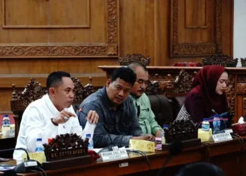 Anggota Komisi B DPRD Pati, Sudi Rustanto (tengah) memberikan dalam audiensi mengenai serapan telur dan ayam untuk MBG di Pati. (Arif – Lingkar.news)